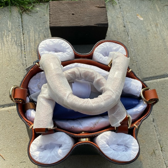 New w/ tags Dooney & Bourke Small Barlow in Black pebble grain real leather - Picture 4 of 8